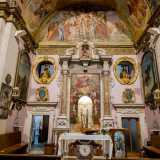 Qui l'altare � un tripudio di marmi pregiati...